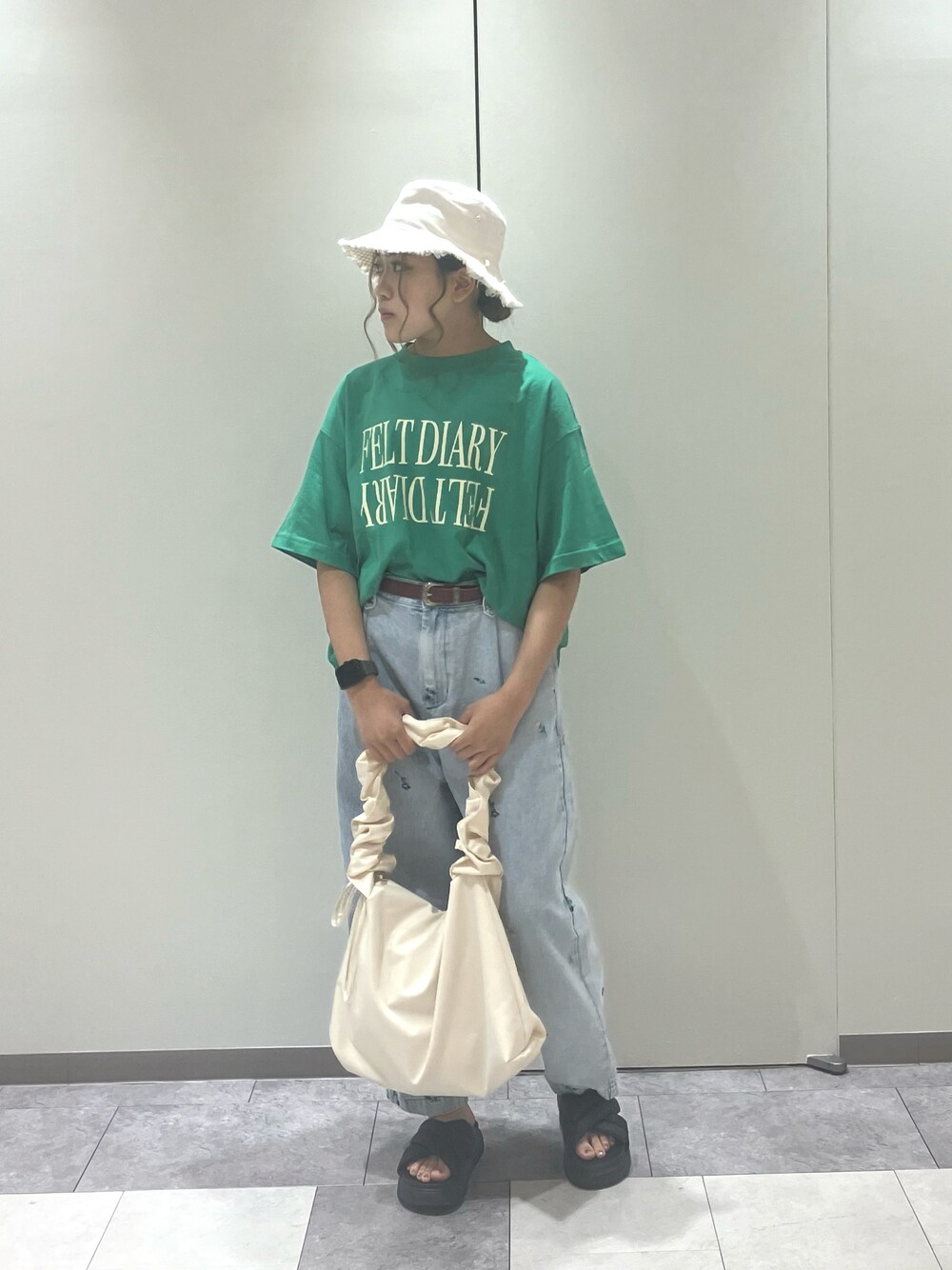 グリーン系のTシャツ/カットソー、ホワイト系のハンドバッグ、ブルー系のその他パンツを着用したレディースの夏コーディネートの1枚目の写真