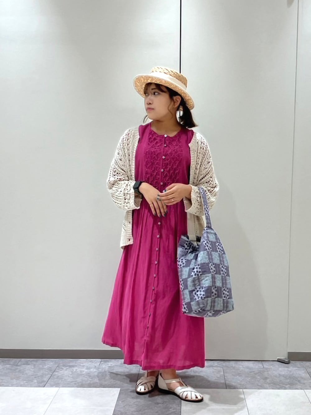 ピンク系のワンピース、ホワイト系のカーディガン/ボレロ、ホワイト系のハットを着用したレディースの春コーディネートの1枚目の写真