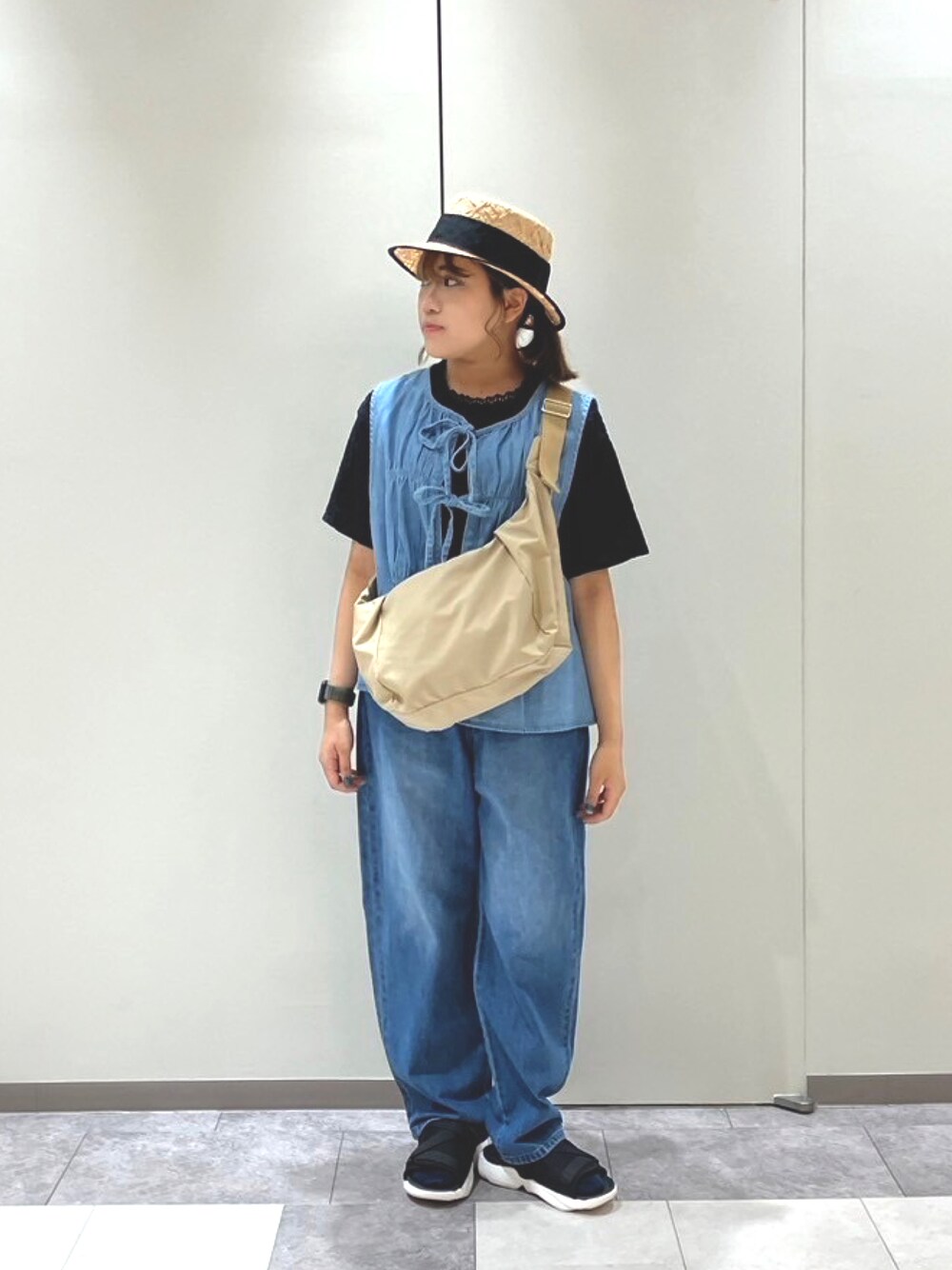 ホワイト系のその他パンツ、ブラック系のサンダル、ブラック系のシャツ/ブラウスを着用したレディースの春コーディネートの1枚目の写真