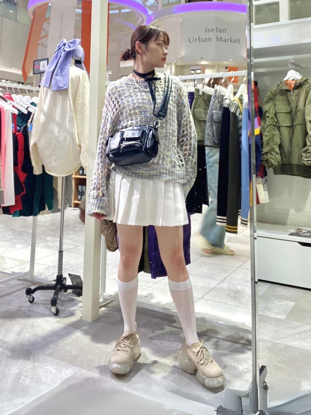 「y2k、秋っぽコーデ更新中、休日スタイル、秋服コーデ、大人コーデ、大人かわいい、大人ガーリー、ハイソックス、ニット、プリーツスカート、スポーツミックス、スポーティ、韓国ファッション」｜「ANNA SUI NYCのANNA SUI NYC マルチポケットチビバッグ（ショルダーバッグ、ブラック系）」を使った、ANNA SUI NYC STAFFさん（レディース・160cm）の秋コーディネートの1枚目の写真