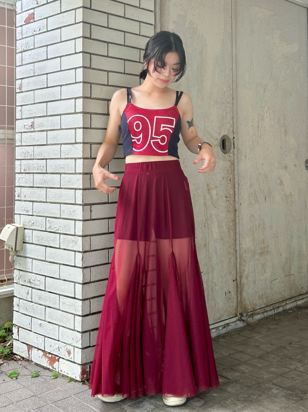 「秋服準備はじめました、y2k、オトナカジュアル、ラクチンコーデ、秋先取りコーデ、カジュアルコーデ、ラフコーデ、スポーツミックス、スポーティ、ストリート、メッシュ、シアースカート」｜「ANNA SUI NYCのメッシュフレアロングスカート（スカート、レッド系）」を使った、ANNA SUI NYC STAFFさん（レディース・165cm）の秋コーディネートの1枚目の写真