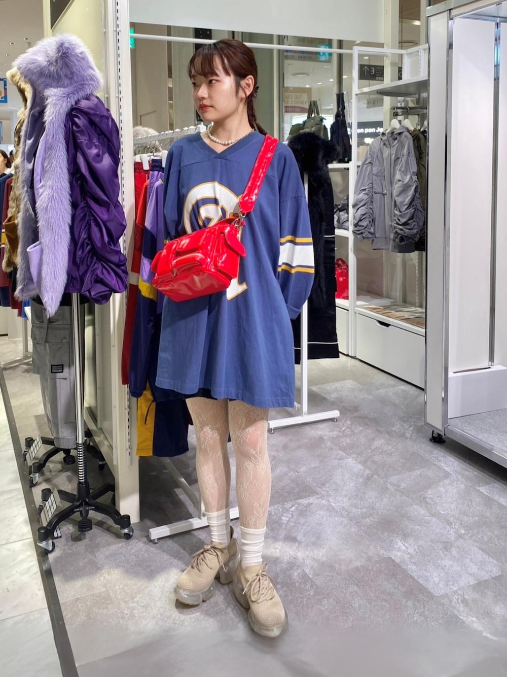 「秋っぽコーデ更新中、ロンT、ワンピース、秋服コーデ、お出かけコーデ、大人かわいい、y2k、オーバサイズ、ラクチンコーデ、スポーツミックス、スポーティ、カジュアル、カジュアルガーリー、ストリート」｜「ANNA SUI NYCのビッグAプリントゲームシャツ（Tシャツ/カットソー、ブルー系）」を使った、ANNA SUI NYC STAFFさん（レディース・160cm）の秋コーディネートの1枚目の写真
