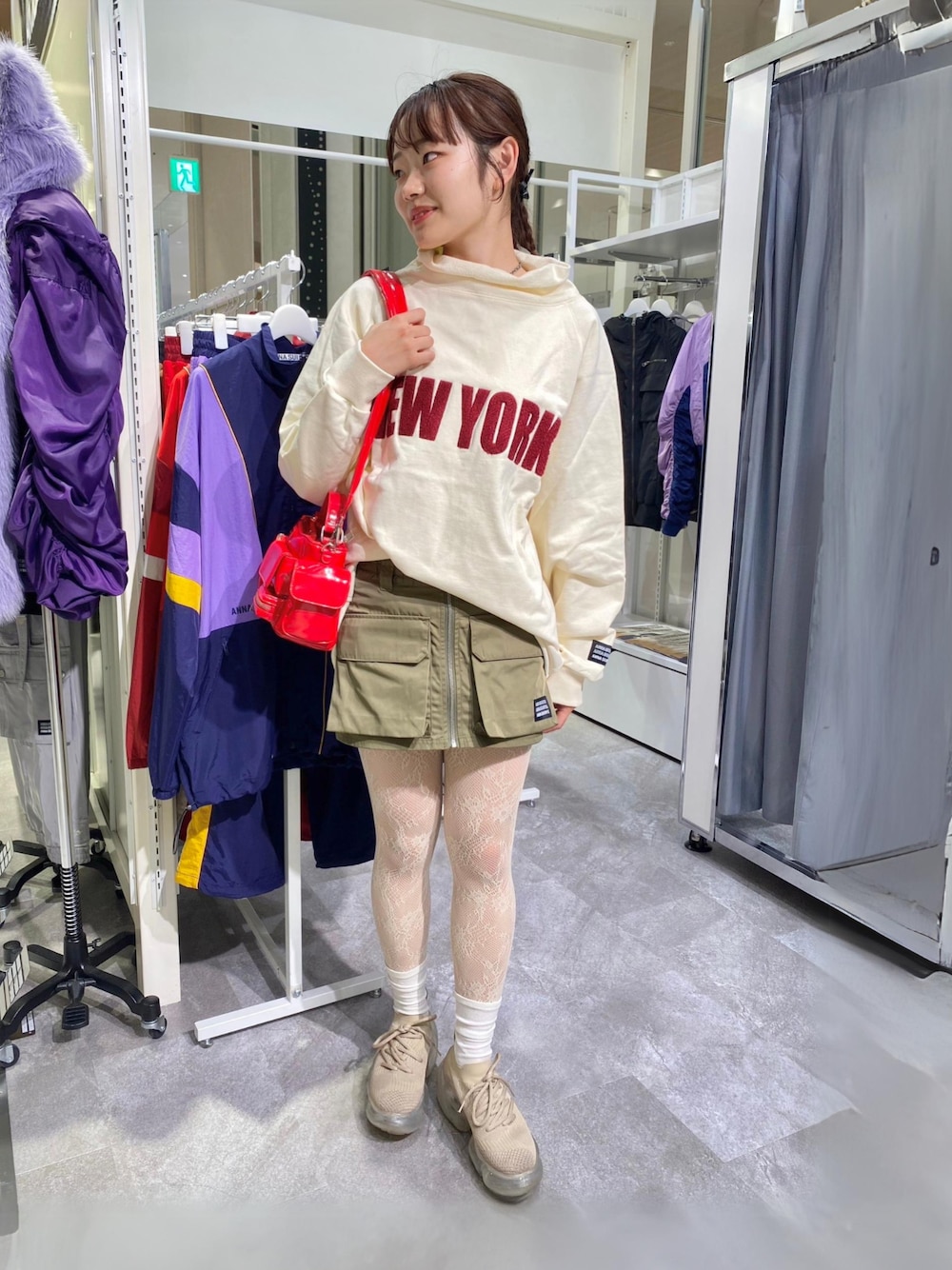 「秋っぽコーデ更新中、休日スタイル、秋服コーデ、大人コーデ、y2k、カジュアル、ハイネック、ハイネックトップス、大人かわいい、レースタイツ、カーゴスカート、ストリート」｜「ANNA SUI NYCのANNA SUI NYC シャカ2ビッグポケットショートスカート（スカート、グリーン系）」を使った、ANNA SUI NYC STAFFさん（レディース・160cm）の秋コーディネートの1枚目の写真