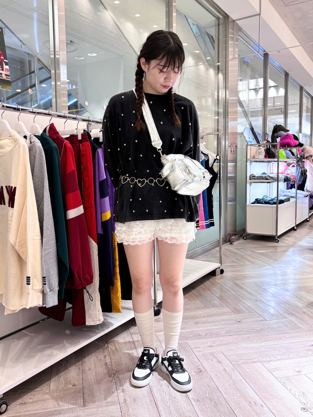 「秋コーデ、ビジュー、ロンT、y2k、韓国ファッション、ビッグシルエット、大人ガーリー、ヴィンテージ、ゆるコーデ、ショート丈、大人かわいい、スニーカー、カジュアルガーリー」｜「ANNA SUI NYCのヴィンテージライクビジューロングスリーブTシャツ（Tシャツ/カットソー、ブラック系）」を使った、ANNA SUI NYC STAFFさん（レディース・162cm）の秋コーディネートの1枚目の写真