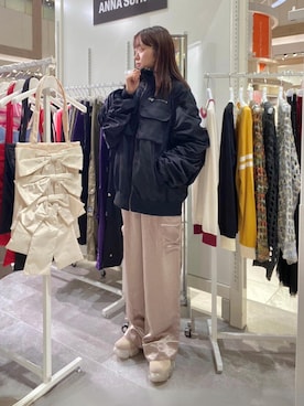 「サテンパンツ」｜「アイテム（MA-1）」を使った、ANNA SUI NYC STAFFさん（レディース・160cm）の秋コーディネート