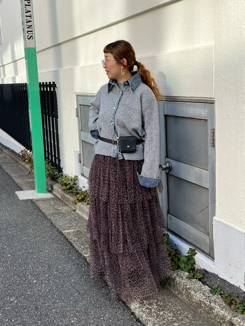 グレー系のカーディガン/ボレロを着用したレディースの秋コーディネートの1枚目の写真