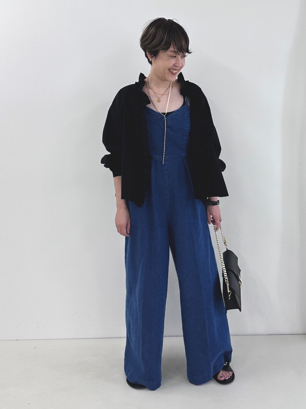 「秋コーデ、オールインワン、ブラック、デニム、フリル、フリルブラウス、ショートヘア」｜「Rie Millerの【RM denim】デニムオールインワン（つなぎ/オールインワン、ブルー系）」を使った、nol SUGAさん（レディース・158cm）の秋コーディネートの1枚目の写真