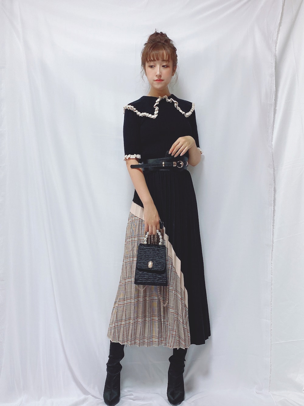 「秋服、秋服準備はじめました、休日スタイル、低身長コーデ、プチプラ、ootd、着回しコーデ、おしゃれさんと繋がりたい、outfit、チェックスカート、ビッグ襟、ニット、ブーツ、ブラックコーデ、デートコーデ」｜「Vanrepetitepoupeeのアイテム（ショルダーバッグ、ブラック系）」を使った、mayaさん（レディース・149cm）の秋コーディネートの1枚目の写真