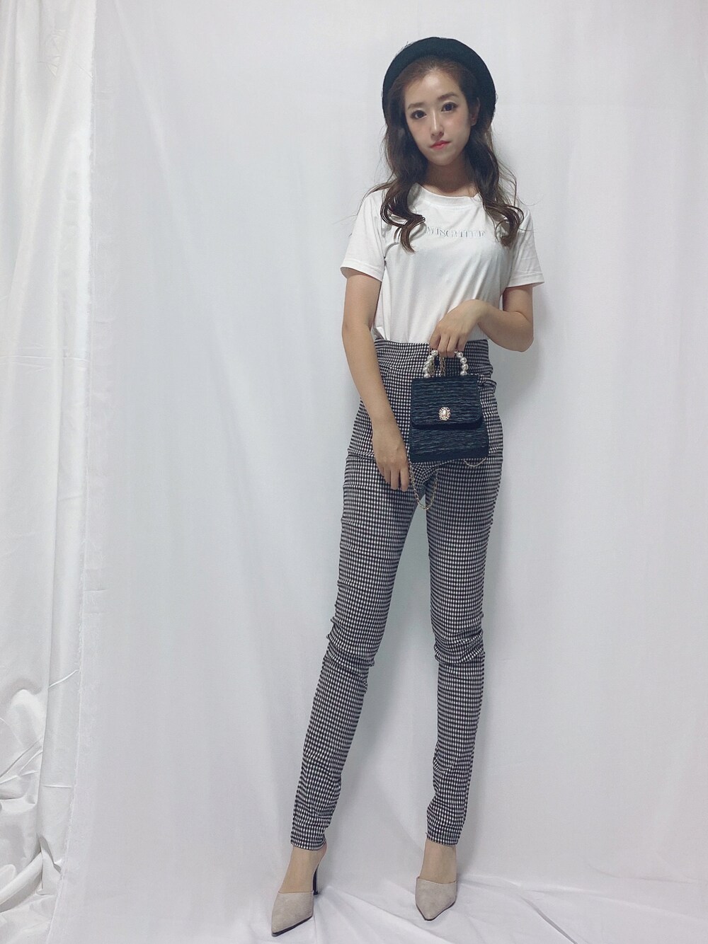 「大人カジュアル、Tシャツ、ギンガムチェック、ハイウエストパンツ、シンプルコーデ、モノトーンコーデ、ベレー帽、低身長、おしゃれさんと繋がりたい、モード、ミニバッグ、スキニーパンツ、149cm、パンツコーデ、秋冬コーデ」｜「Vanrepetitepoupeeのアイテム（ハンチング/ベレー帽、ブラック系）」を使った、mayaさん（レディース・149cm）の秋コーディネートの1枚目の写真