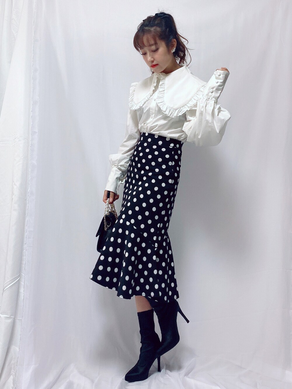 「秋コーデ、ビッグ襟、ブラウス、ドット柄、マーメイドスカート、ショートブーツ、ミニバッグ、秋服準備はじめました、149cm、オトナ女子、ボリューム袖、モノトーンコーデ、リボン、スタイルアップ」｜「Vanrepetitepoupeeのアイテム（シャツ/ブラウス、ホワイト系）」を使った、mayaさん（レディース・149cm）の秋コーディネートの1枚目の写真
