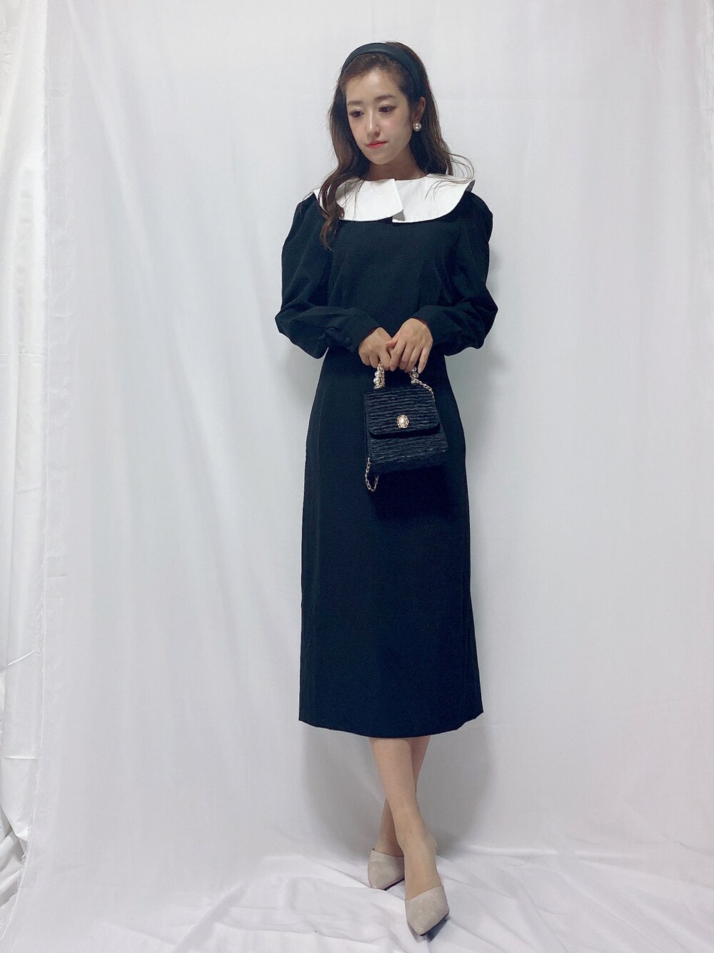 「秋、大人コーデ、低身長コーデ、ピーターパンカラー、えりつきワンピース、韓国ファッション、ブラックコーデ、ロングワンピース、カチューシャ、ミニバッグ、パフスリーブワンピース、デートコーデ、パリジェンヌ風、GRL、パンプス」｜「Vanrepetitepoupeeのアイテム（ショルダーバッグ、ブラック系）」を使った、mayaさん（レディース・149cm）の秋コーディネートの1枚目の写真