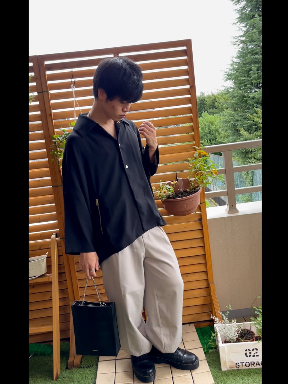 ベージュ系のその他パンツ、ブラック系のドレスシューズ、ブラック系のショルダーバッグを着用したメンズの夏コーディネートの1枚目の写真