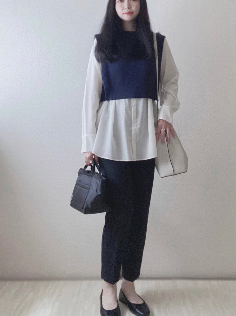 グレー系のワンピース、ホワイト系のシャツ/ブラウス、ブラック系のその他パンツを着用したレディースの春コーディネートの1枚目の写真