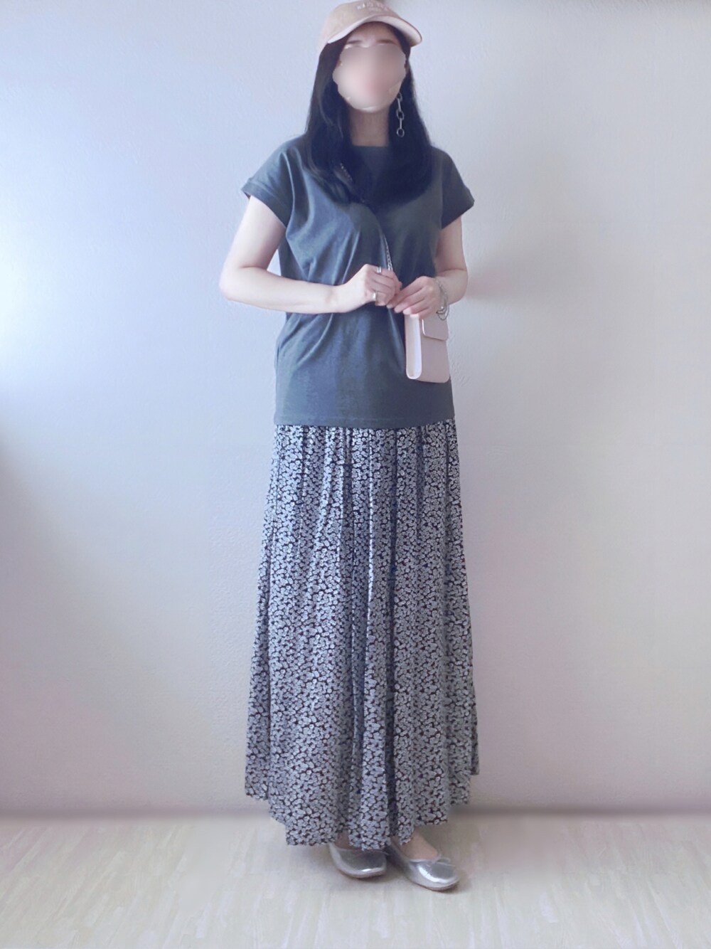 グレー系のTシャツ/カットソー、ブルー系のスカート、ホワイト系のバッグを着用したレディースの夏コーディネートの1枚目の写真