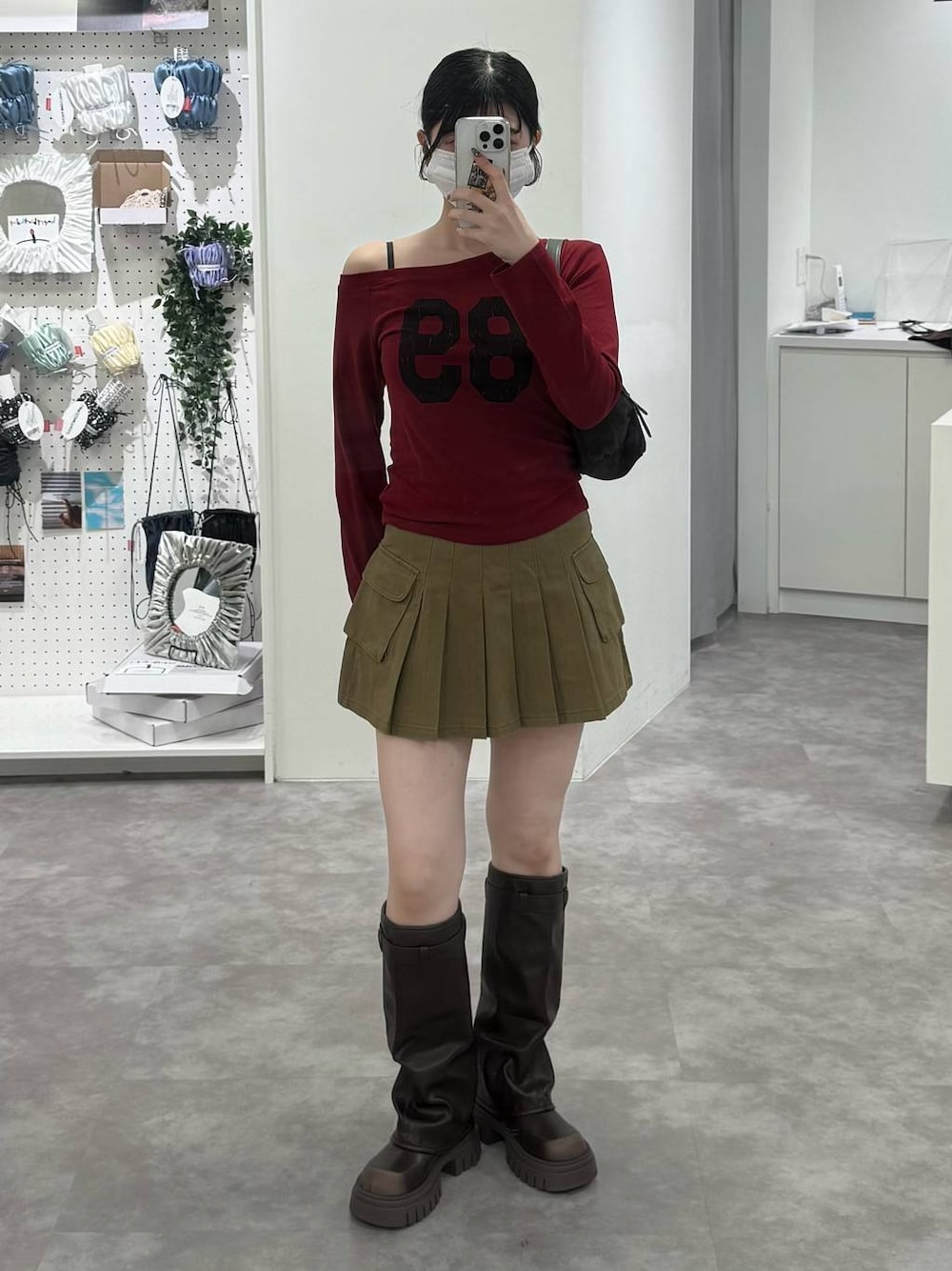 「韓国系、ストリート、ガーリー、ALAND、韓国ファッション、ミニスカート、ブーツ」｜「3.3 Field Trip の3.3 Field Trip／オフショルナンバー長袖T（Tシャツ/カットソー、レッド系）」を使った、𝑀𝑜𝑚𝑜さん（レディース・162cm）の夏コーディネートの1枚目の写真