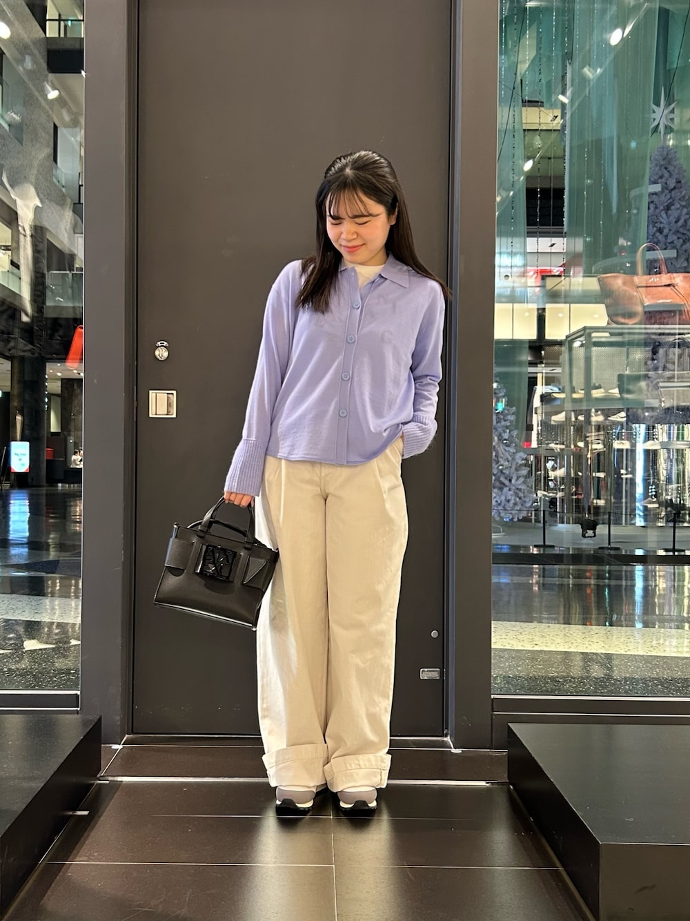 ホワイト系のTシャツ/カットソー、ブルー系のカーディガン/ボレロ、ベージュ系のデニムパンツを着用したレディースの秋コーディネートの1枚目の写真