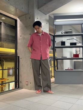 「URBAN RESEARCH（アーバンリサーチ）の『別注』Cale×URBAN RESEARCH　ギンガムチェック SHORT-SLEEVE SHIRTS（シャツ/ブラウス、ピンク系）」を使った、八木さん（メンズ・178cm）の夏コーディネート