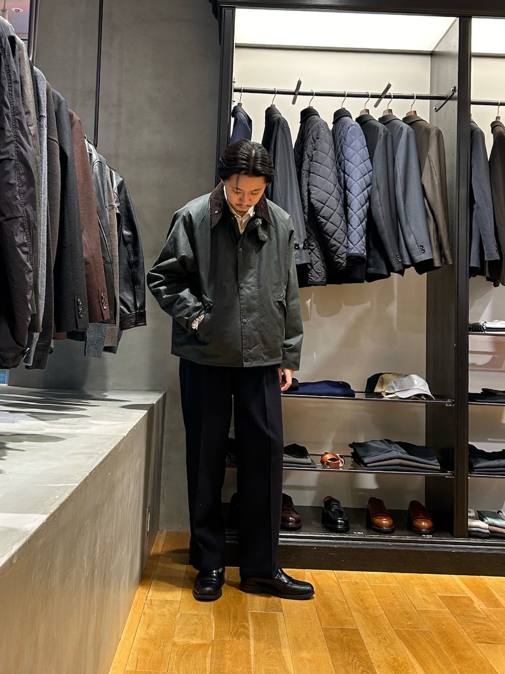 グリーン系のその他アウター、ホワイト系のシャツ/ブラウスを着用したメンズの秋コーディネートの1枚目の写真