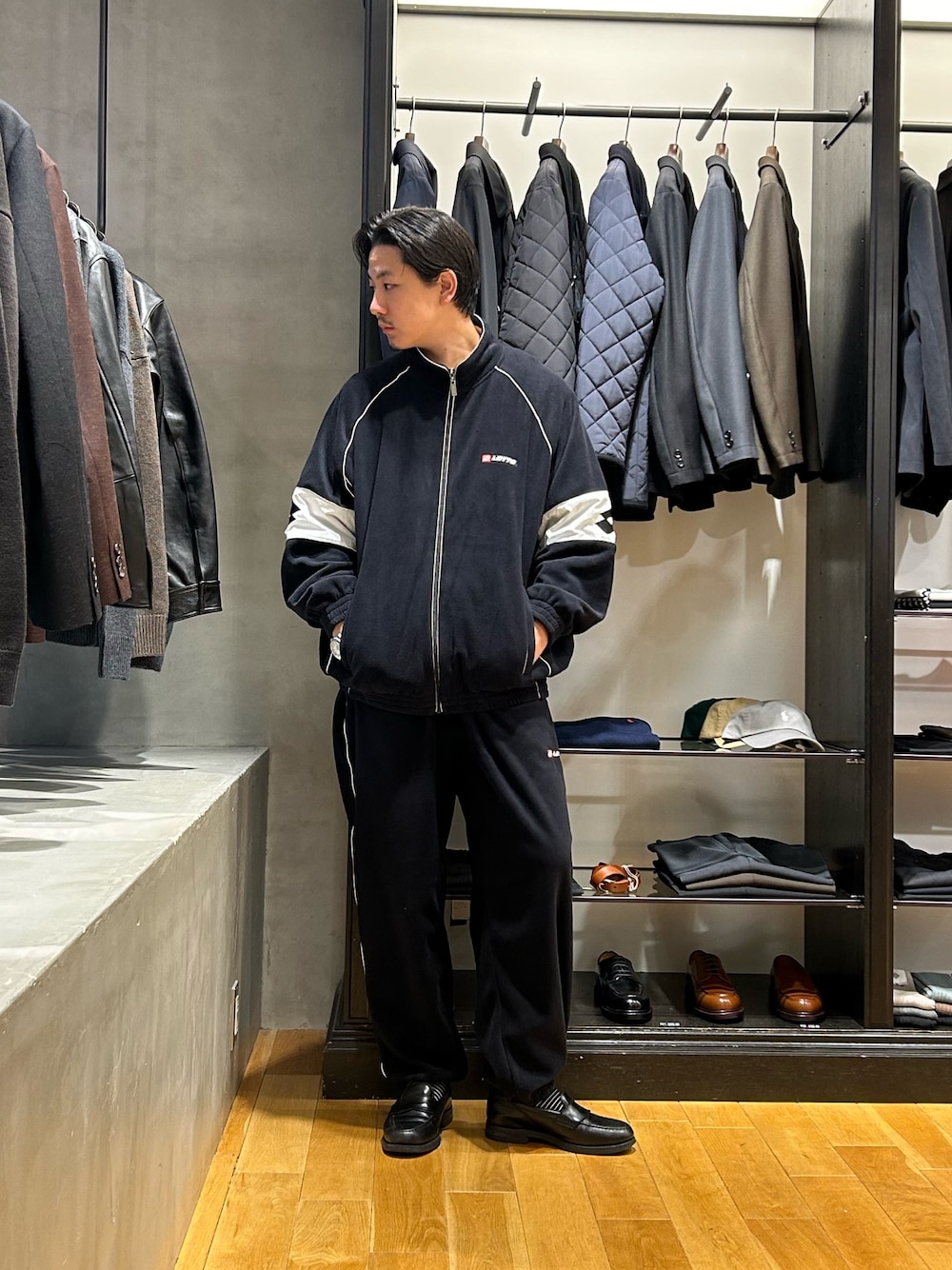 ブラック系のブルゾン、ブラック系のその他パンツを着用したメンズの秋コーディネートの1枚目の写真