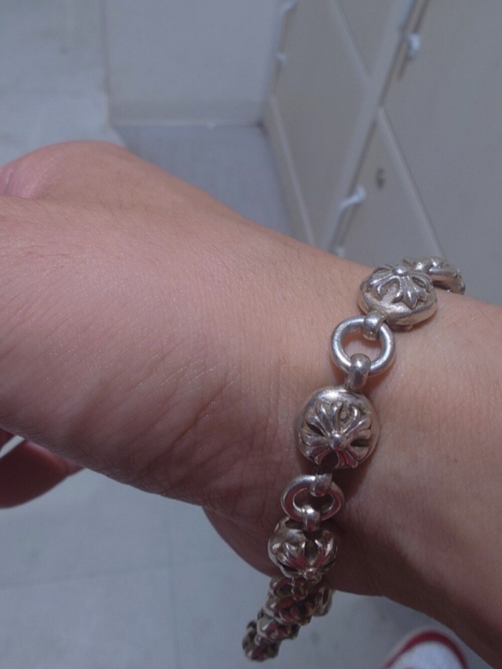 シルバー系のブレスレットを着用したメンズの夏コーディネートの1枚目の写真