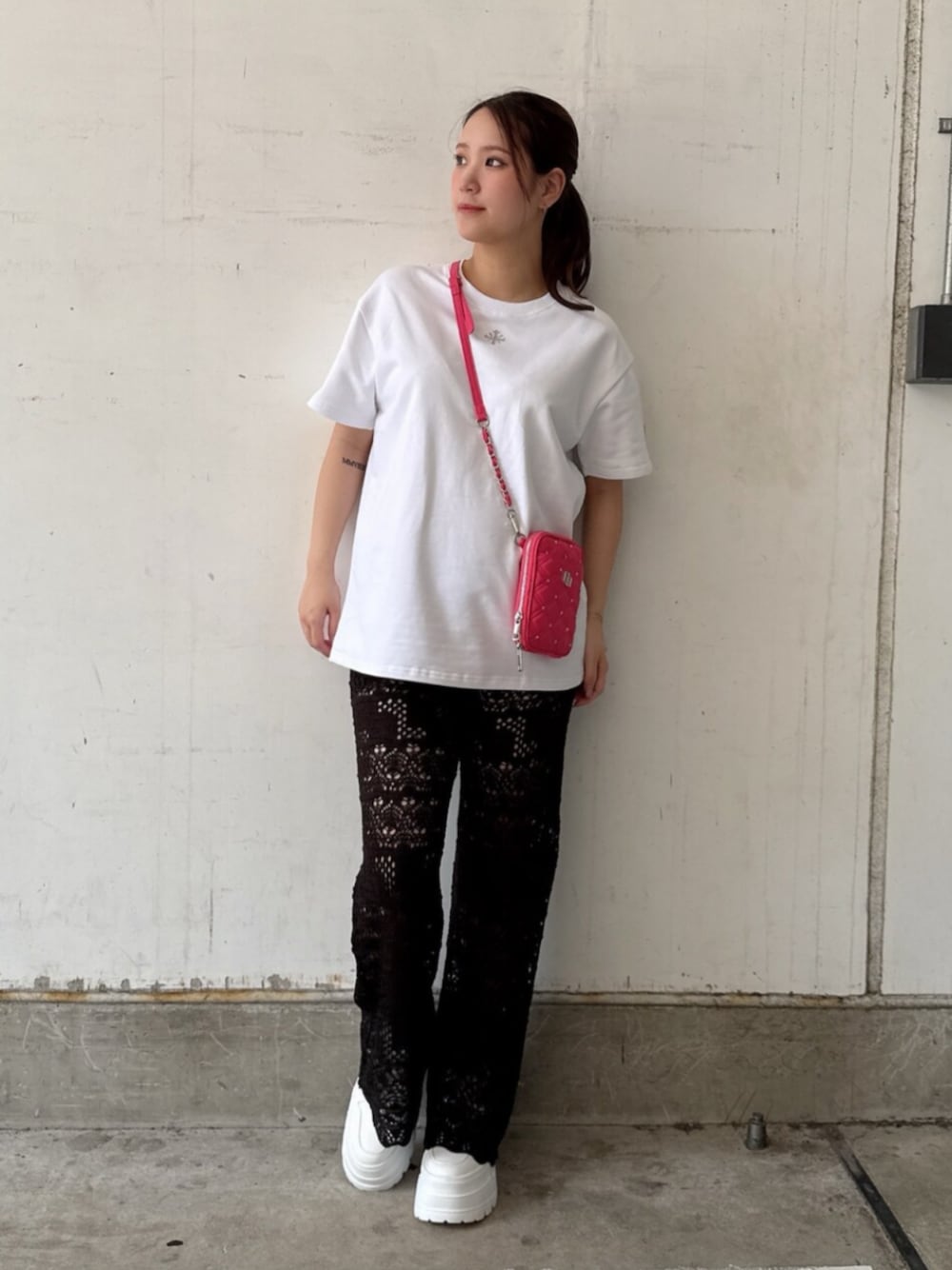 ホワイト系のTシャツ/カットソー、ブラック系のその他パンツ、ピンク系のショルダーバッグを着用したレディースの夏コーディネートの1枚目の写真