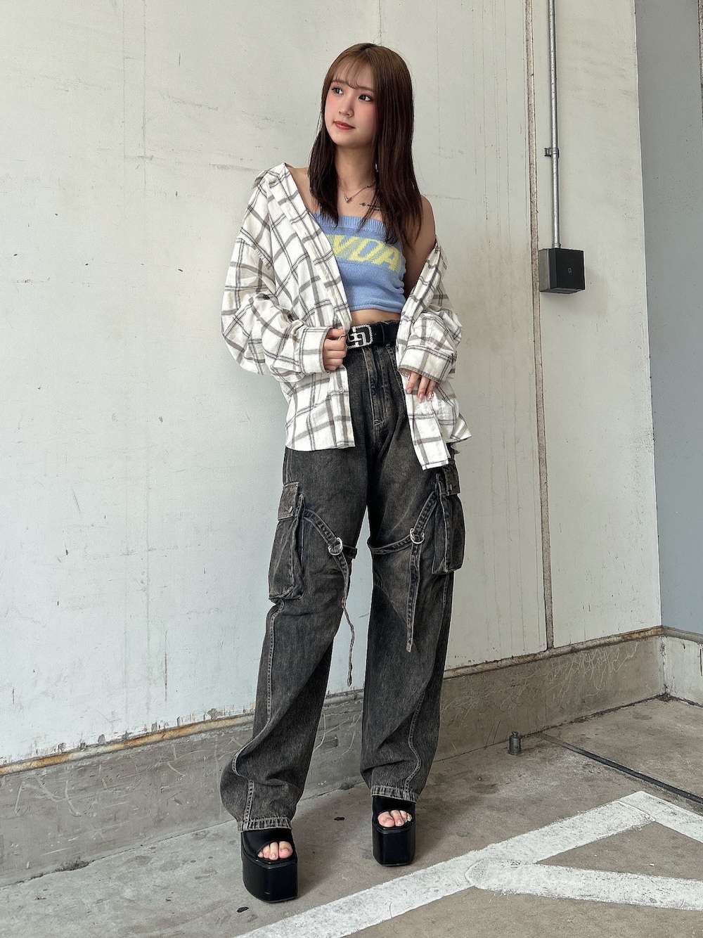 ブルー系のニット/セーター、ホワイト系のシャツ/ブラウス、ブルー系のデニムパンツを着用したレディースの夏コーディネートの1枚目の写真