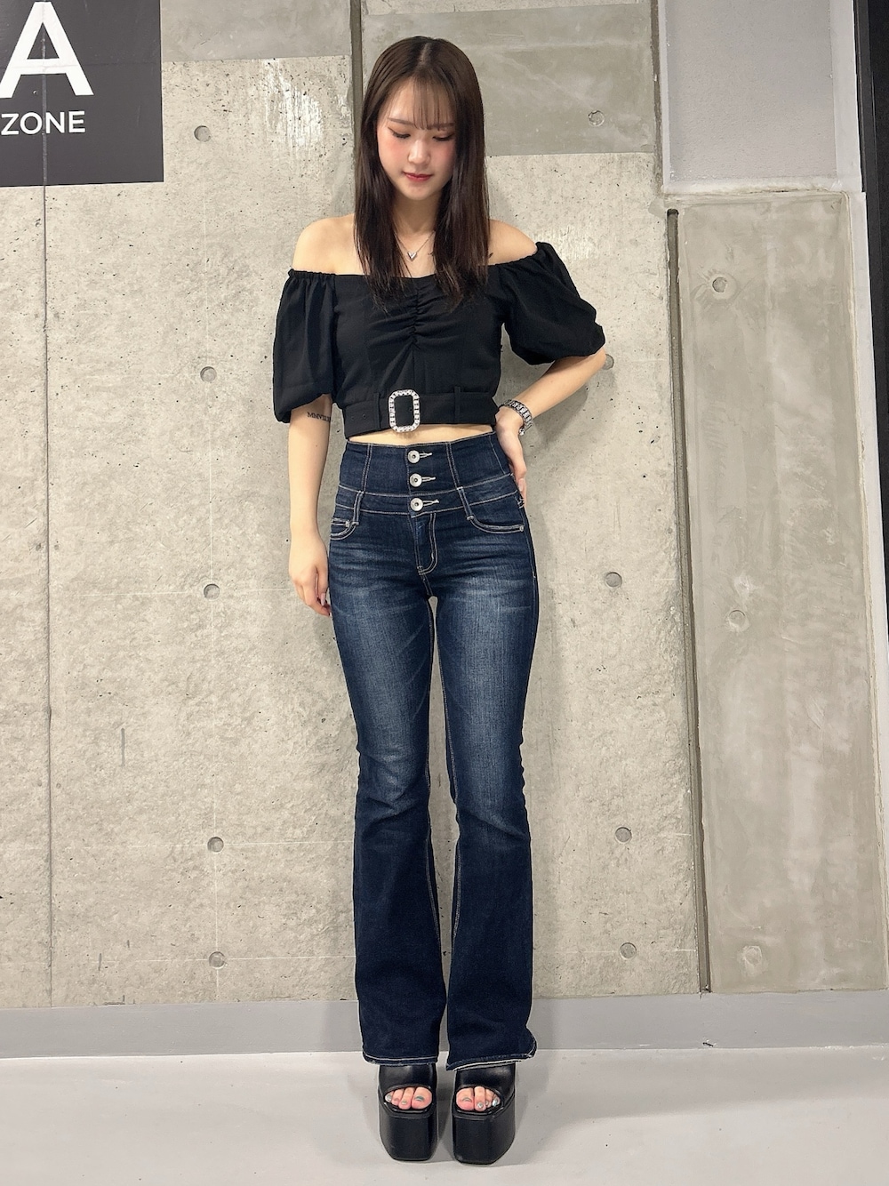 ブラック系のシャツ/ブラウス、ブルー系のデニムパンツ、ブラック系のサンダルを着用したレディースの夏コーディネートの1枚目の写真