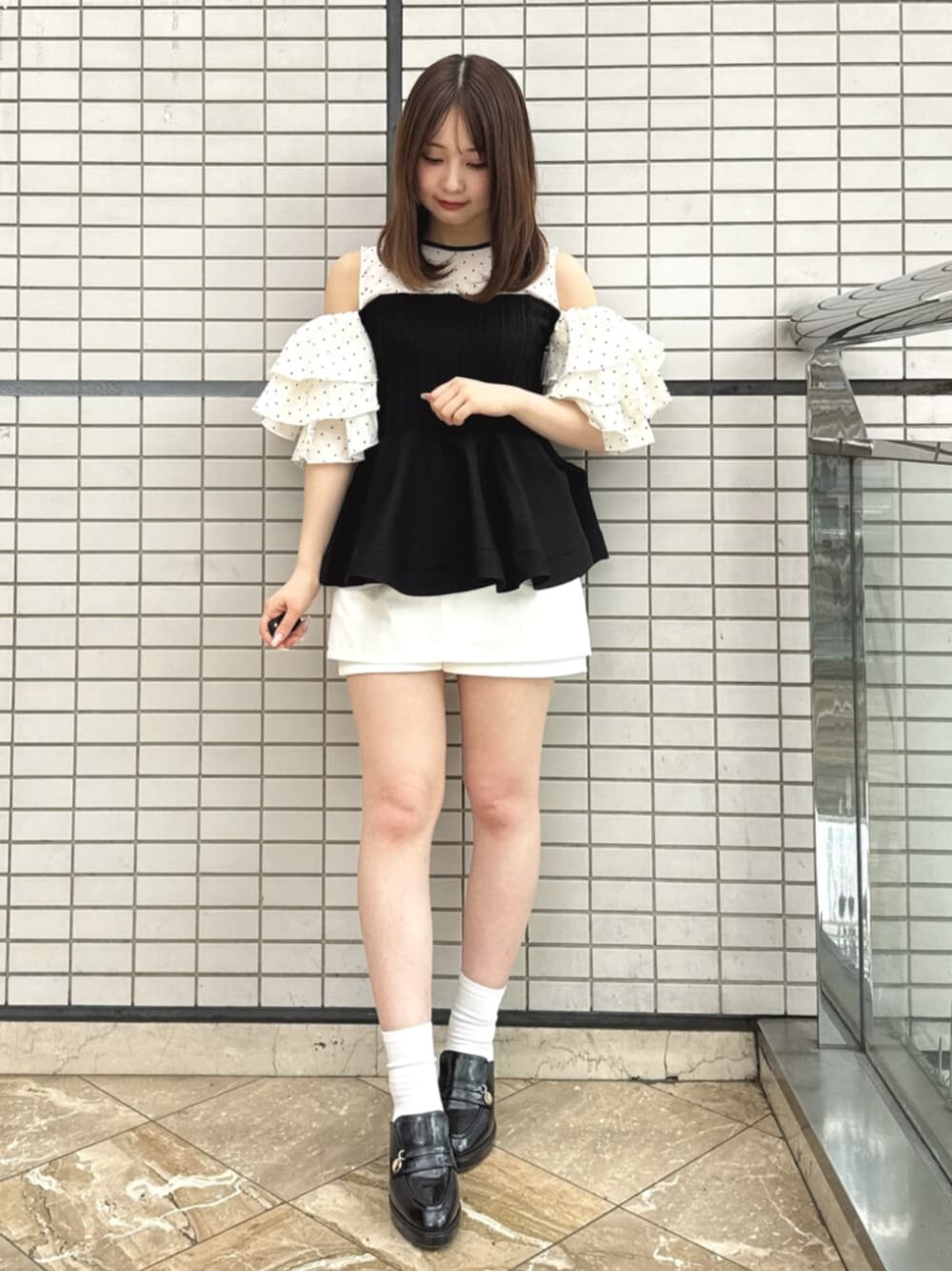 その他のその他トップス、ホワイト系のデニムパンツ、ブラック系のパンプスを着用したレディースの春コーディネートの1枚目の写真