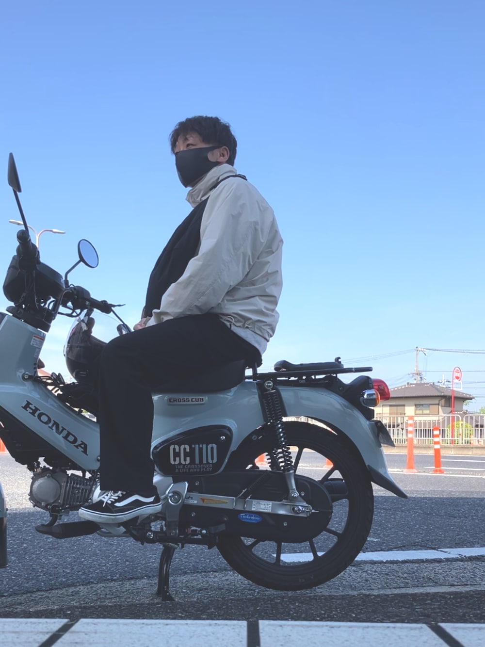 「ナイロンジャケット、バイクスタイル、はるコーデ、クロスカブ」｜「UNIQLOのウインドプルーフスタンドブルゾン（ナイロンジャケット、ホワイト系）」を使った、清盛君さん（メンズ・164cm）の春コーディネートの1枚目の写真
