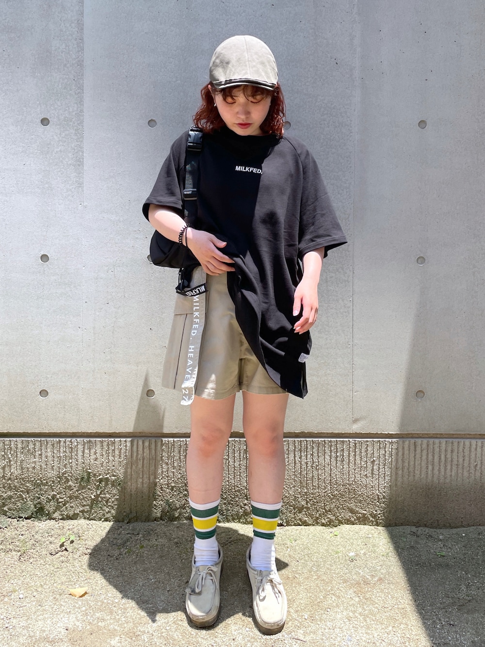 「休日スタイル、おしゃれさんと繋がりたい、MILKFED.、ミルクフェド、milkfed._ootd、milkfed_snap、クラークス ワラビー、クラークス(Clarks)、ハンチング」｜「MILKFED.のRAGLAN BIG TUNIC（チュニック、ブラック系）」を使った、江藤 優花さん（レディース・157cm）の夏コーディネートの1枚目の写真