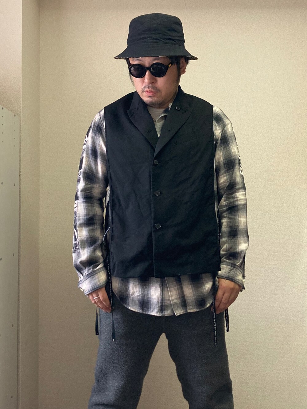 「だから秋服が好き、秋のコーデ、休日スタイル、バケットハット、サングラス、supreme、チェックシャツ、ベスト、古着、古着MIX、古着コーデ、patagonia、フリース、フリースパンツ、ストリート」｜「Gramicciのアイテム（ハット、ブラック系）」を使った、dateoさん（メンズ・174cm）の秋コーディネートの1枚目の写真