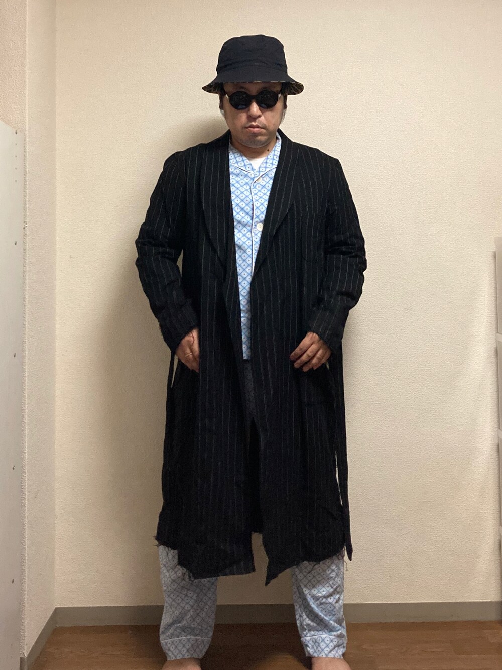「だから秋服が好き、ガウン、秋のコーデ、パジャマ、セットアップ、バケットハット、サングラス、supreme、ストリート、モード」｜「数年前のソロイストのアイテム（その他アウター、ブラック系）」を使った、dateoさん（メンズ・174cm）の秋コーディネートの1枚目の写真