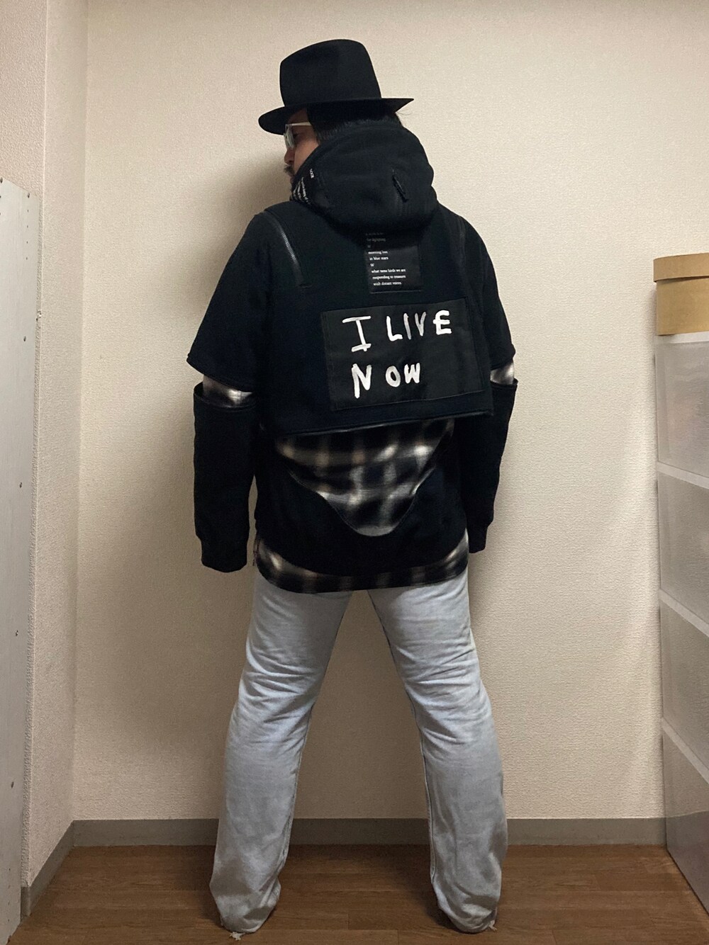「フリース、パーカー、パーカーコーデ、オーバーサイズ、チェック、チェックシャツ、ハット、サングラス、古着、古着MIX、古着コーデ、リーバイス、リーバイス501、アイスブルー、ストリート」｜「90年代のリーバイス501 アイスブルーのアイテム（デニムパンツ、ブルー系）」を使った、dateoさん（メンズ・174cm）の冬コーディネートの1枚目の写真