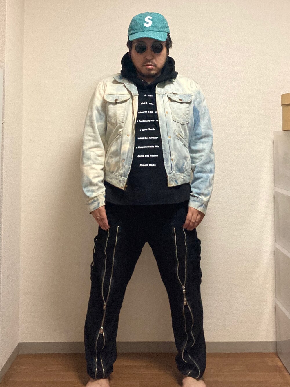 「古着、古着MIX、古着コーデ、Wrangler、ストリートファッション、デニムジャケット、ジージャン、RAF SIMONS、フーディー、ジョガーパンツ、スウェットパンツ、supreme、キャップ、レイバン、モードストリート」｜「21SSのソロイスト ジョガーパンツのアイテム（スウェットパンツ、ブラック系）」を使った、dateoさん（メンズ・174cm）の秋コーディネートの1枚目の写真
