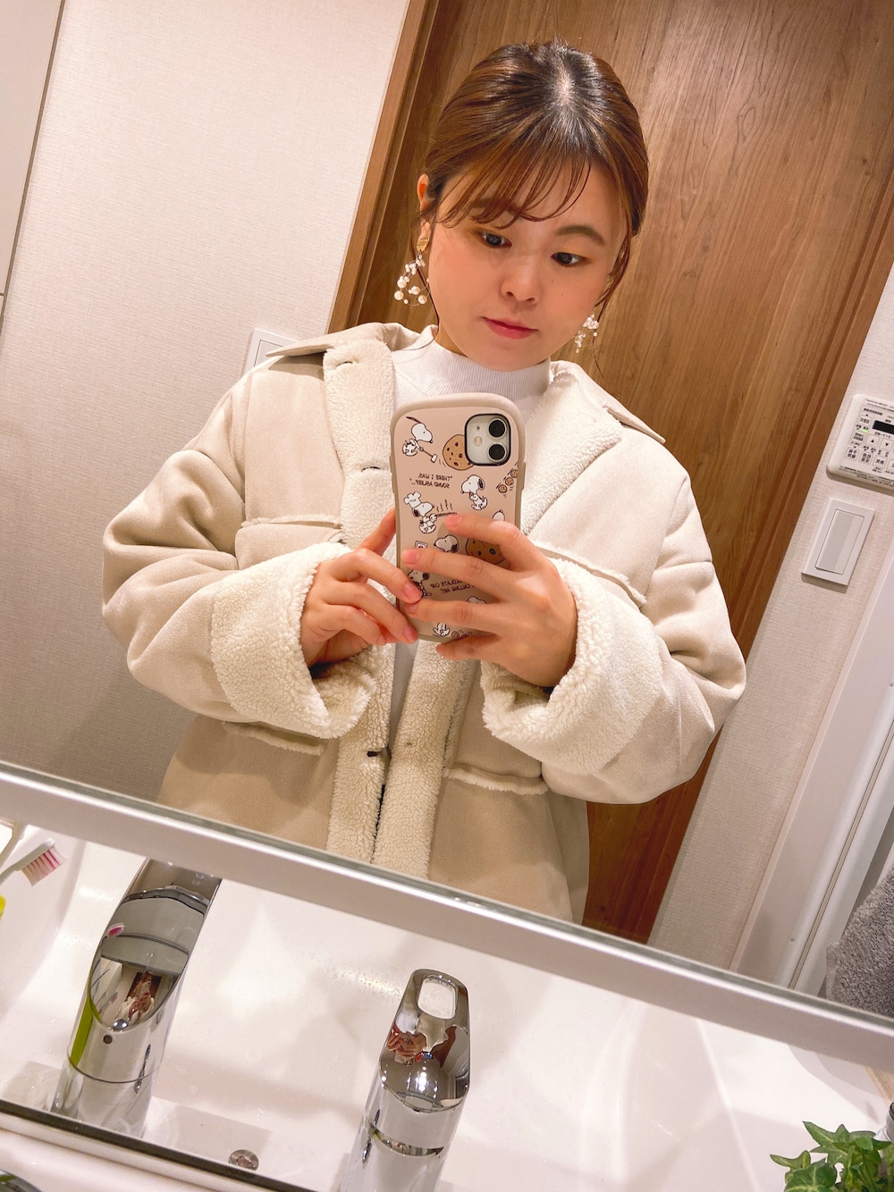 ベージュ系のジャケット/アウター、ホワイト系のニット/セーターを着用したレディースの秋コーディネートの1枚目の写真