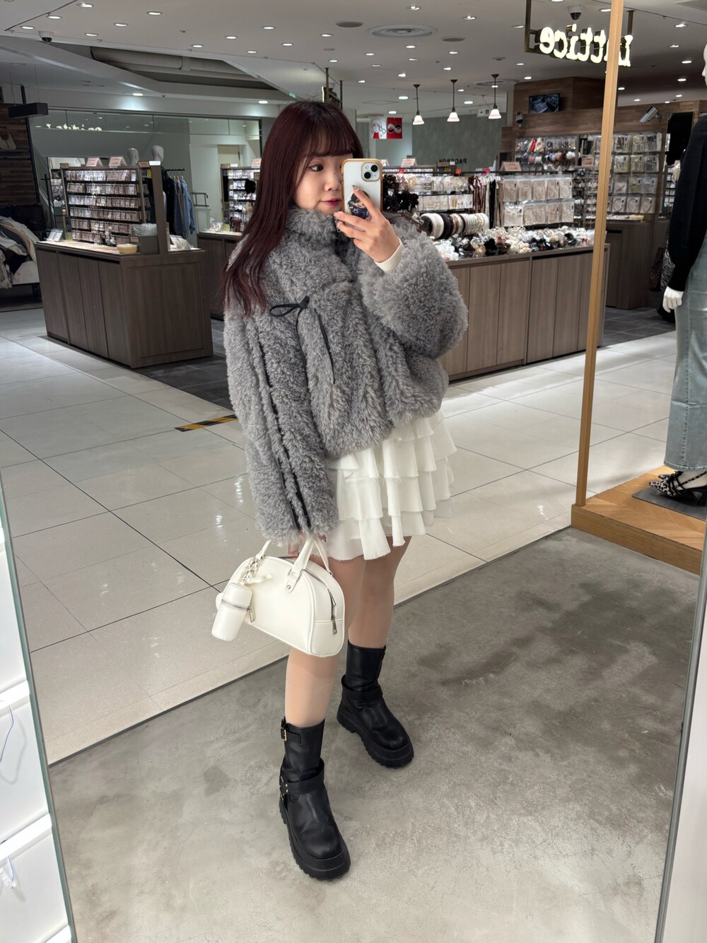「真冬のあったかスタイル、ボアジャケット、お出かけコーデ、休日スタイル、冬アウター、グレー、ティアードスカート、今日のコーデ、骨格ウェーブ、153cmコーデ、低身長コーデ、カジュアルガーリー、ナイスクラップ、ボストンバッグ、いいね、save、フォローお願いします🤑」｜「one after another NICE CLAUPのチャーム付きボストンバッグ（ハンドバッグ、ホワイト系）」を使った、Emi【骨格ウェーブ/ブルベ冬】さん（レディース・153cm）の冬コーディネートの1枚目の写真