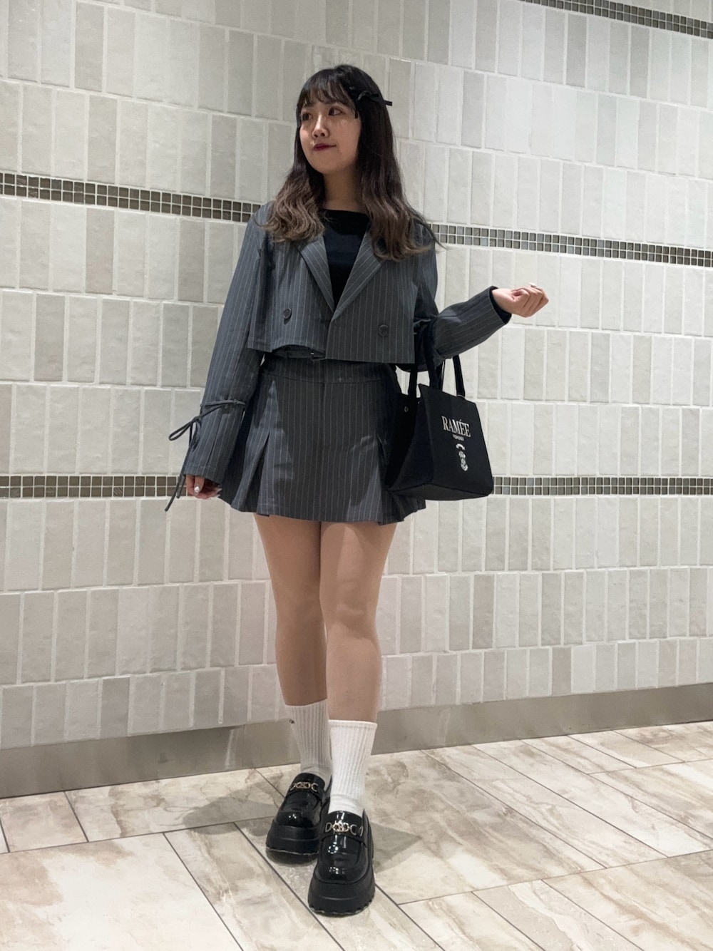 「春服コーデ、お出かけコーデ、休日スタイル、セットアップ、ショートジャケット、春アウター、アウター、ミニスカート、厚底ローファー、ミニトート、骨格ウェーブ、153cmコーデ、低身長コーデ、ナイスクラップ、いいね、save、フォローお願いします🤑」｜「one after another NICE CLAUPのボリュームタンク底ローファー（ローファー、ブラック系）」を使った、Emi【骨格ウェーブ/ブルベ冬】さん（レディース・153cm）の春コーディネートの1枚目の写真