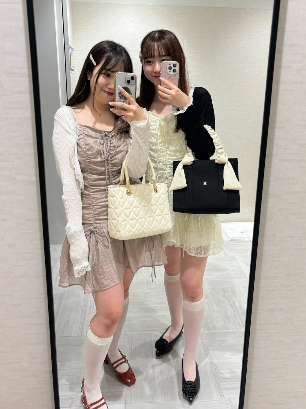「秋服準備はじめました、アツいコーデ全部見せ、お出かけコーデ、休日スタイル、双子コーデ、おそろいコーデ、ワンピース、ボレロカーデ、パンプス、ガーリーコーデ、ミニワンピ、骨格ウェーブ、153cmコーデ、低身長コーデ、ナイスクラップ」｜「one after another NICE CLAUPのビッグハートキルティングミニトートバッグ（トートバッグ、ホワイト系）」を使った、Emi【骨格ウェーブ/ブルベ冬】さん（レディース・153cm）の夏コーディネートの1枚目の写真