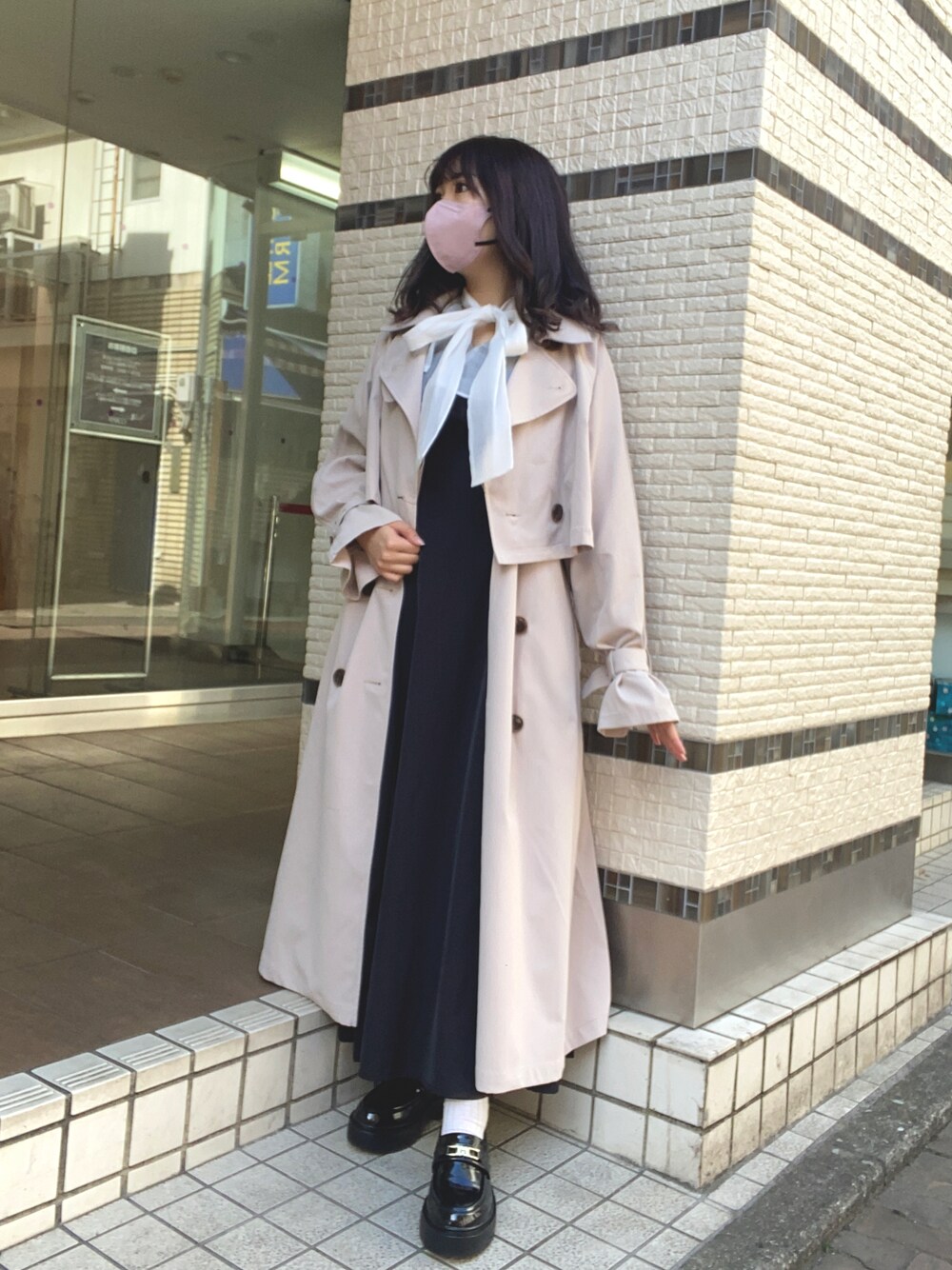 「春服、春服デビュー宣言、お呼ばれスタイル、お呼ばれコーデ、トレンチコート、ワンピース、ナイスクラップ、お出かけコーデ、152cmコーデ、低身長コーデ、厚底ローファー、骨格ウェーブ、春服コーデ、いいね、save、フォローお願いします🤑、春アウター」｜「one after another NICE CLAUPの【お呼ばれシーン/オケージョン】リボンフリルワンピース（ドレス、ブラック系）」を使った、Emi【骨格ウェーブ/ブルベ冬】さん（レディース・152cm）の春コーディネートの1枚目の写真