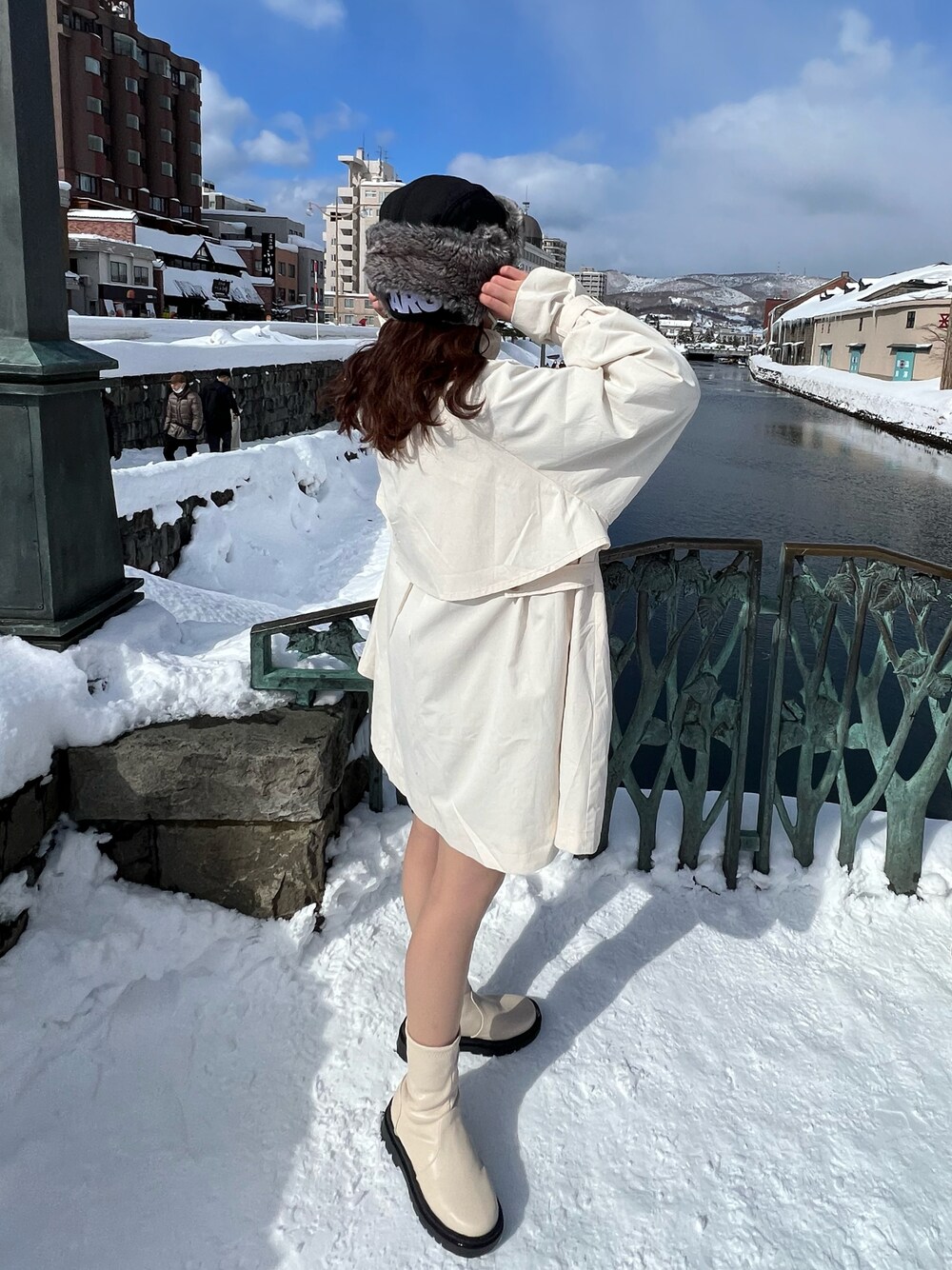「Kastaneのアイテム（トレンチコート、ホワイト系）」を使った、うるはさん（レディース・159cm）の春コーディネートの1枚目の写真