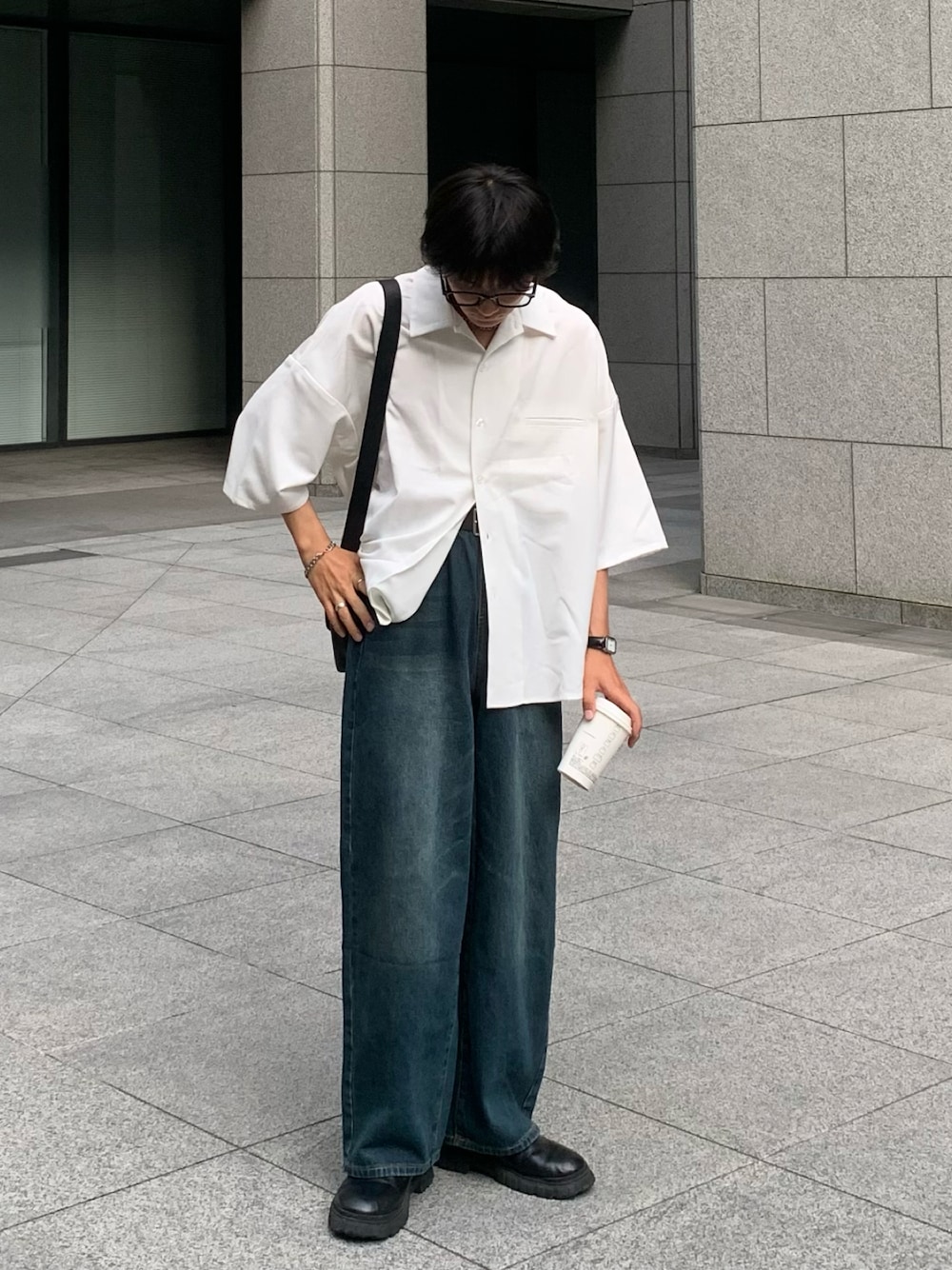 「きれいめカジュアル、オトナカジュアル、プチプラ、シンプル、デニムパンツ、夏服、ワイドデニム、厚底シューズ、韓国コーデ、白シャツ、シャツコーデ、WEARyouthコーデ、初夏コーデ、革靴、ビッグシルエット」｜「cussilの【cussil】TRストレッチルーズシルエット2wayオープンカラーシャツ（シャツ/ブラウス、ホワイト系）」を使った、yütarouさん（メンズ・168cm）の春コーディネートの1枚目の写真