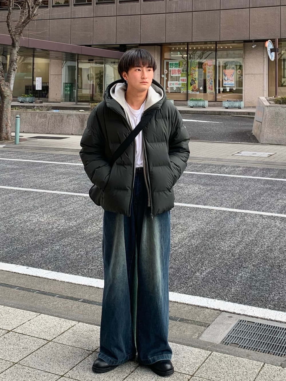 「冬を彩る色いろコーデ、WEARyouthコーデ、カジュアルコーデ、ダウンジャケット、デニムパンツ、秋冬コーデ、パーカー、韓国ファッション、UNIQLO」｜「UNIQLOのアイテム（ダウンジャケット/コート、グリーン系）」を使った、yütarouさん（メンズ・168cm）の冬コーディネートの1枚目の写真