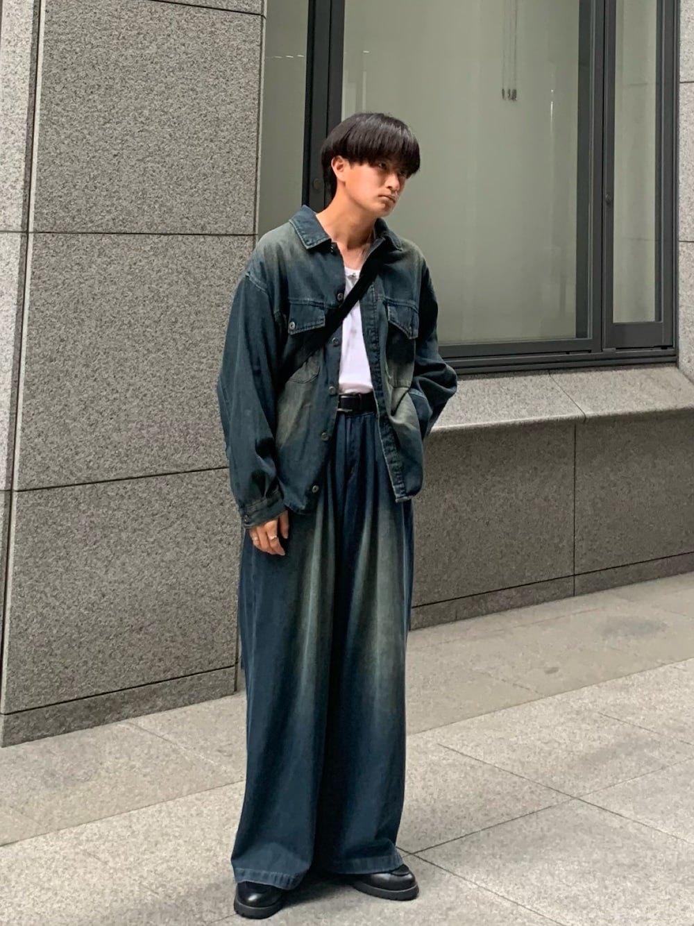 「春服コーデ、デニム、カジュアルコーデ、春ファッション、デニムジャケット、低身長男子、おでかけコーデ、ストリートファッション、ローファー、デニムパンツ」｜「sheinのアイテム（デニムパンツ、ブルー系）」を使った、yütarouさん（メンズ・168cm）の春コーディネートの1枚目の写真