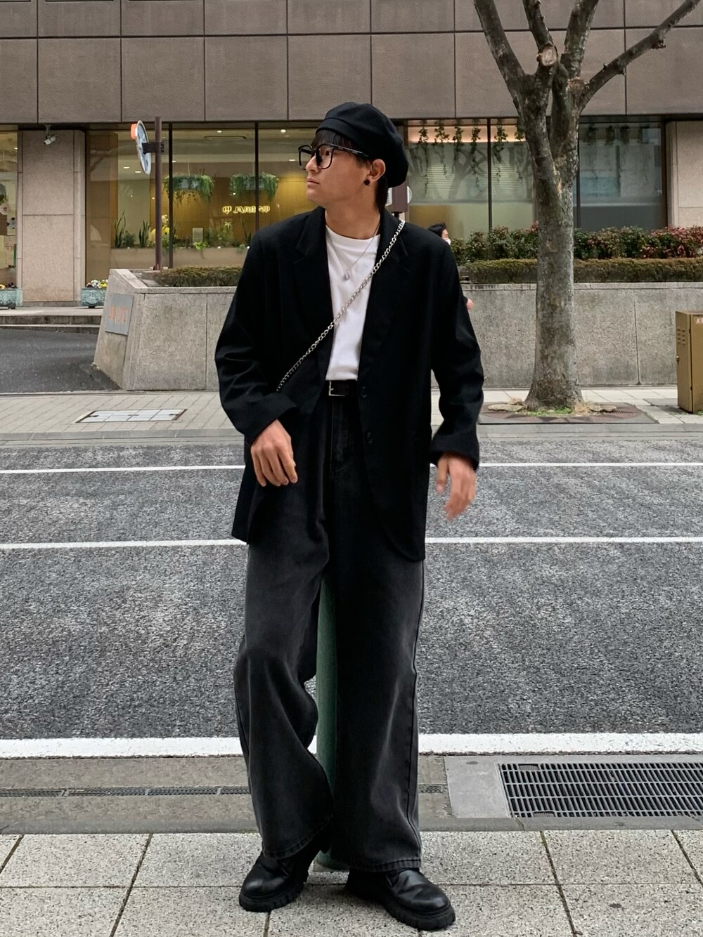 「休日スタイル、カジュアルコーデ、大人コーデ、春服コーデ、春服デビュー宣言、ビッグシルエット、オトナカジュアル、シンプルコーデ、テーラードジャケット、モノトーンコーデ、白黒コーデ、韓国コーデ、韓国ファッション、カジュアル、春」｜「H&MのH&M - フィットジャケット - ブラック（テーラードジャケット、ブラック系）」を使った、yütarouさん（メンズ・168cm）の春コーディネートの1枚目の写真