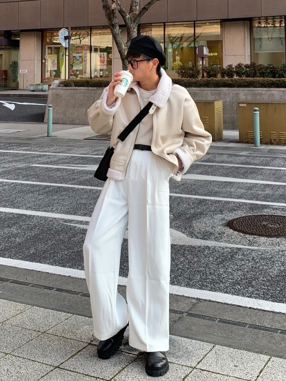 「ほめられ本命コーデ、カジュアルコーデ、おしゃれさんと繋がりたい、シンプル、ワイドパンツ、冬コーデ、ショルダーバッグ、ストリート、メンズファッション、休日スタイル、韓国ファッション、厚底シューズ、ベレー帽、ベレー帽×メガネ、オールホワイト」｜「aimohaのソックスブーツ風レースアップ厚底スニーカーブーツ（ブーツ、ブラック系）」を使った、yütarouさん（メンズ・168cm）の冬コーディネートの1枚目の写真