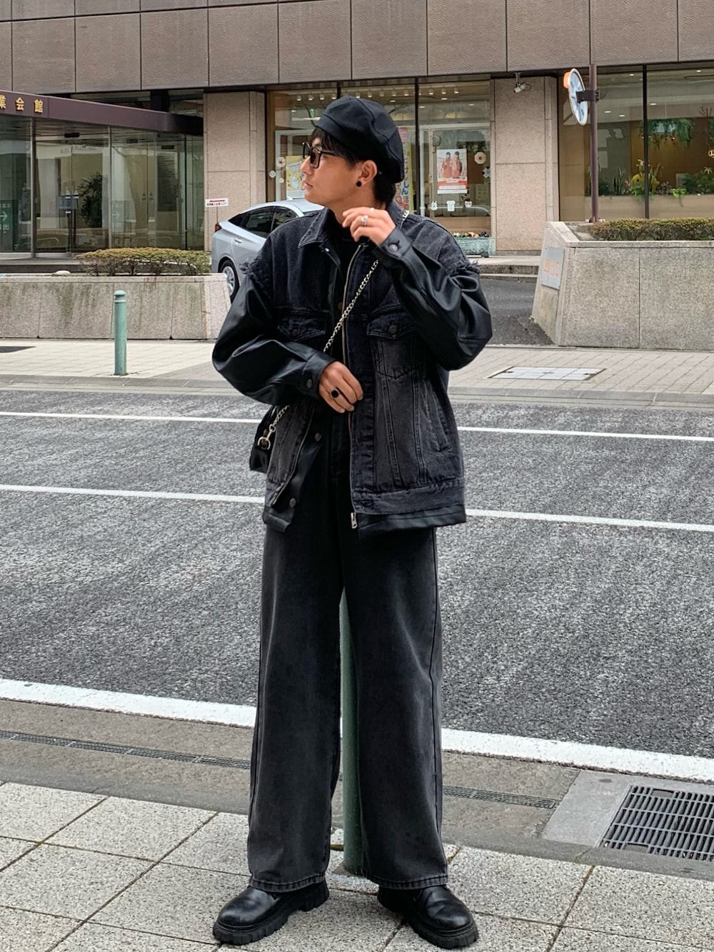 「休日スタイル、春服デビュー宣言、カジュアルコーデ、大人コーデ、春服コーデ、きれいめカジュアル、ビッグシルエット、オーバーサイズ、デニムコーデ、デニムジャケット、デニムパンツ、グレーコーデ、韓国ファッション、韓国コーデ、シンプル」｜「RAGEBLUEの袖切り替え/フェイクレザードッキングデニムジャケット（デニムジャケット、ブラック系）」を使った、yütarouさん（メンズ・168cm）の春コーディネートの1枚目の写真