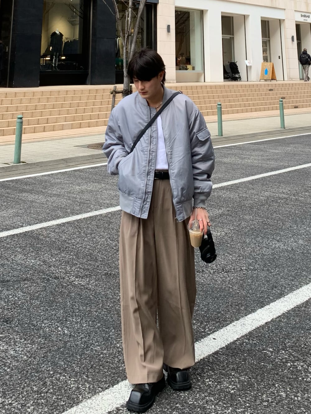 「春めき満開コーデ、ジャケット、春コーデ、メンズファッション、お出かけコーデ、今日のコーデ、大人ファッション、休日スタイル、MA-1」｜「MONO-MARTのショートボリューム撥水ナイロンミリタリーMA-1中綿ブルゾン（MA-1、グレー系）」を使った、yütarouさん（メンズ・168cm）の春コーディネートの1枚目の写真