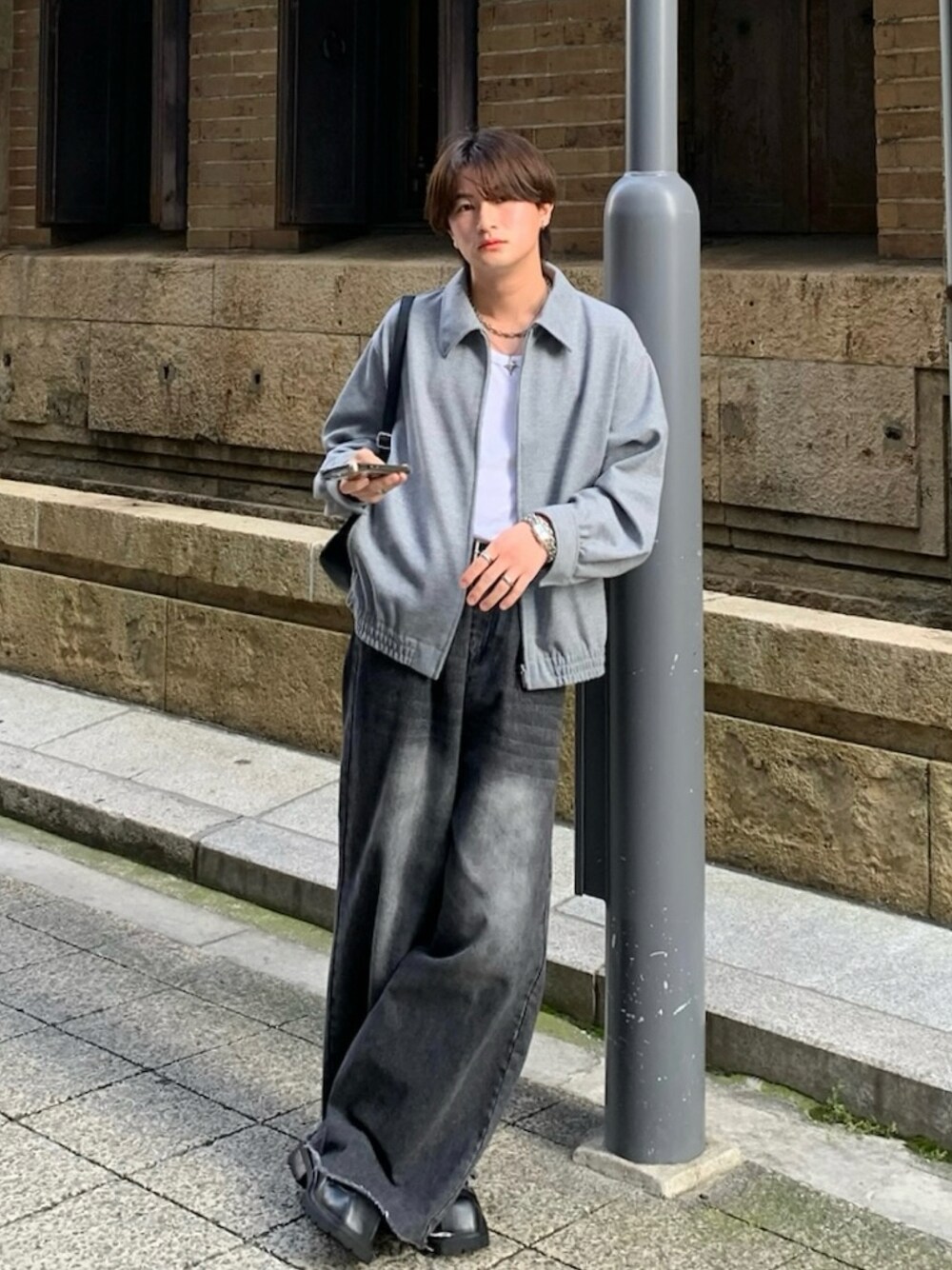 「タックイン、ユニクロ、韓国ファッション、グレー、春服、デニム」｜「UNIQLOのアイテム（ジャケット/アウター、グレー系）」を使った、yütarouさん（メンズ・168cm）の夏コーディネートの1枚目の写真