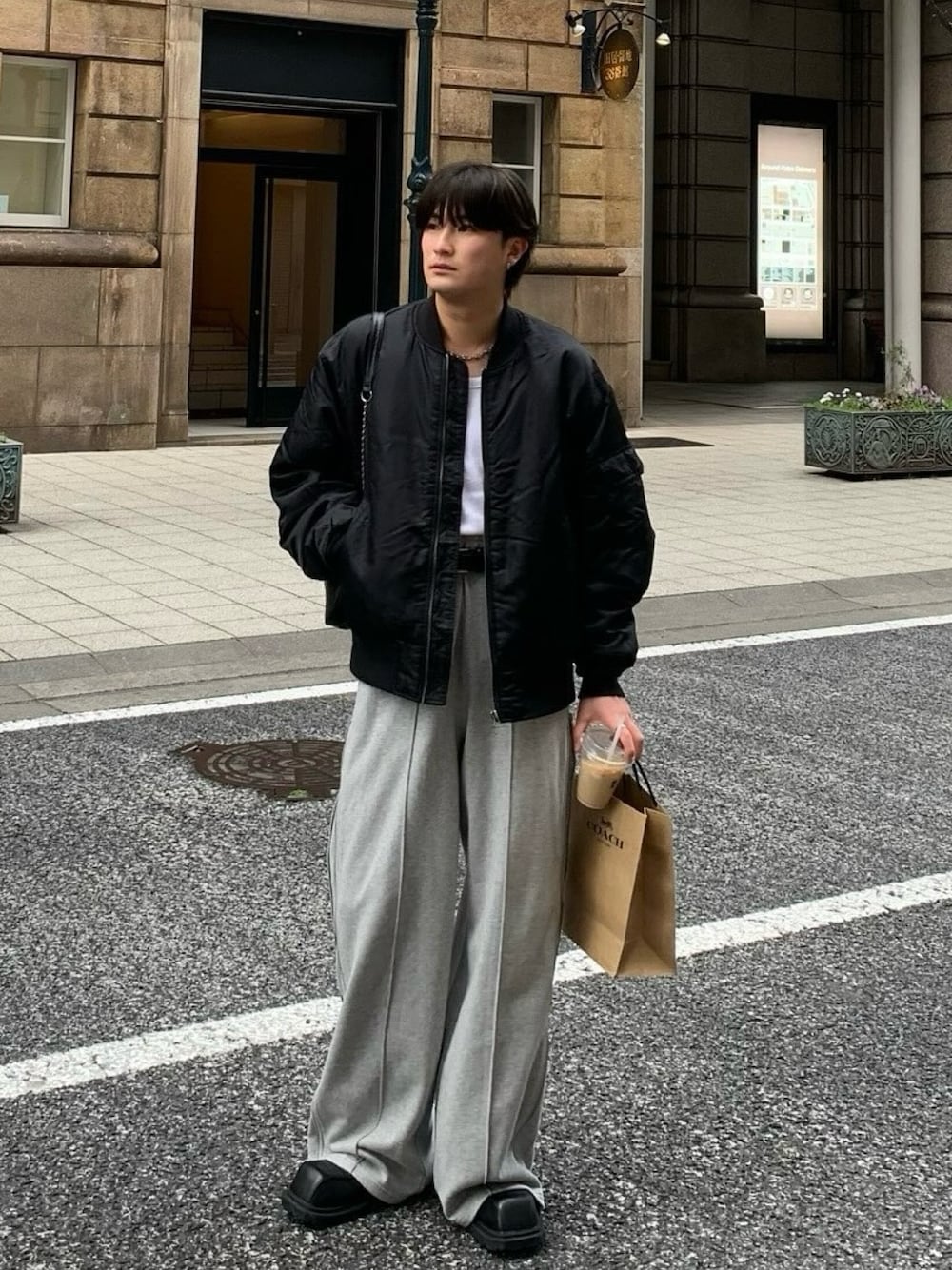 「最近のいい感じコーデ、大人カジュアル、シンプルスタイル、スウェット、MA1、アウター、韓国ファッション、カジュアル、オーバーサイズ、シンプルコーデ」｜「ONCILYの2WAY ZIP SWEAT PANTS / 2ウェイジップスウェットパンツ（スウェットパンツ、グレー系）」を使った、yütarouさん（メンズ・168cm）の春コーディネートの1枚目の写真