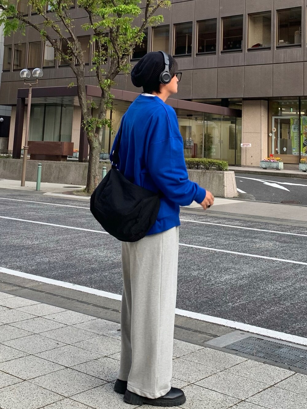 「カーディガンコーデ、オトナカジュアル、ビッグシルエット、ラフコーデ、スウェットパンツ、韓国コーデ、韓国ファッション、春服、ストリートコーデ、ミニバック、ショルダーバッグ、厚底シューズ、お出かけコーデ日記、CLEA、ブルーコーデ」｜「CLEAのアジャスターベルト付き ビッグキャンバスショルダーバッグ（ショルダーバッグ、ブラック系）」を使った、yütarouさん（メンズ・168cm）の春コーディネートの1枚目の写真